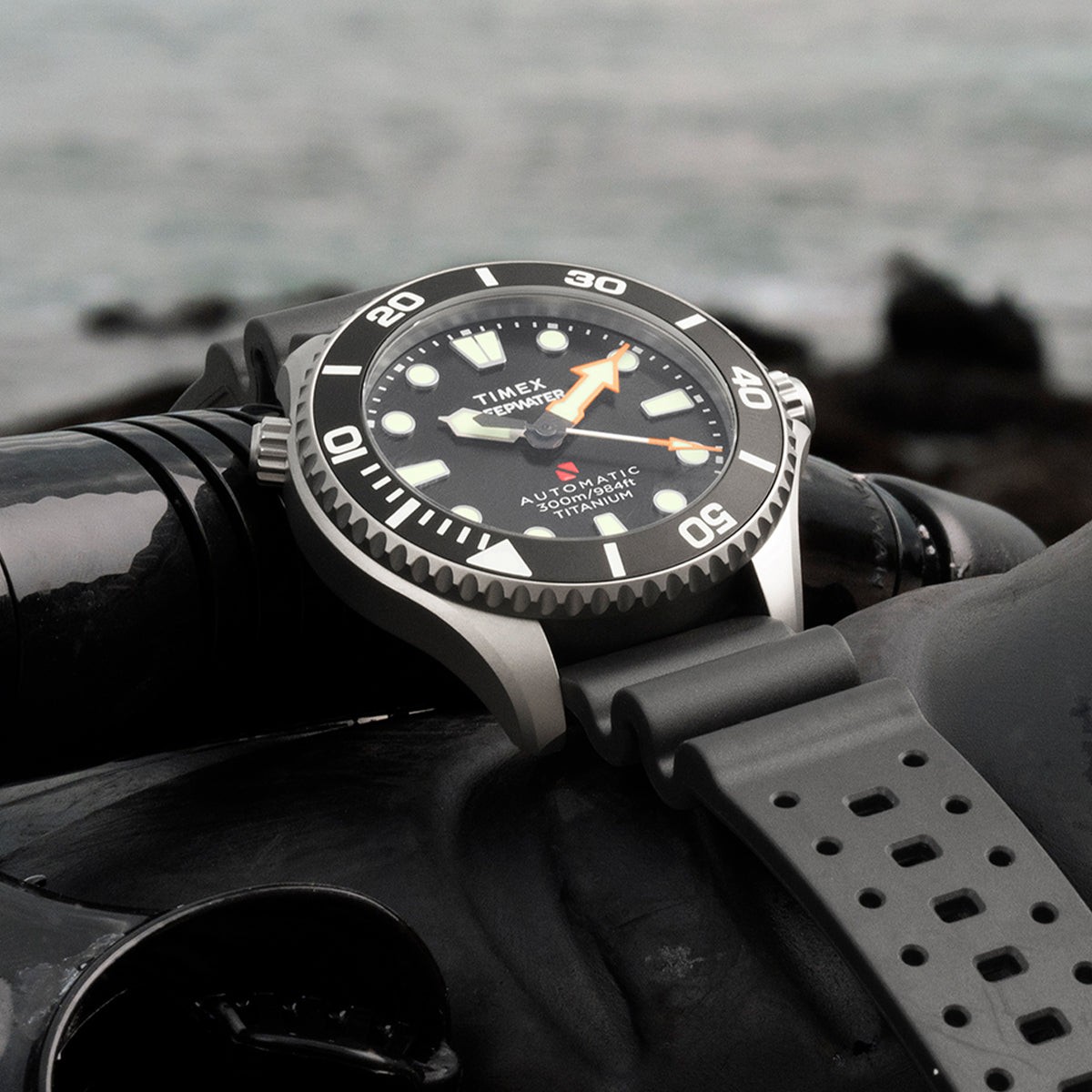 Timex Deepwater Meridian 300 na variação de mostrador verde