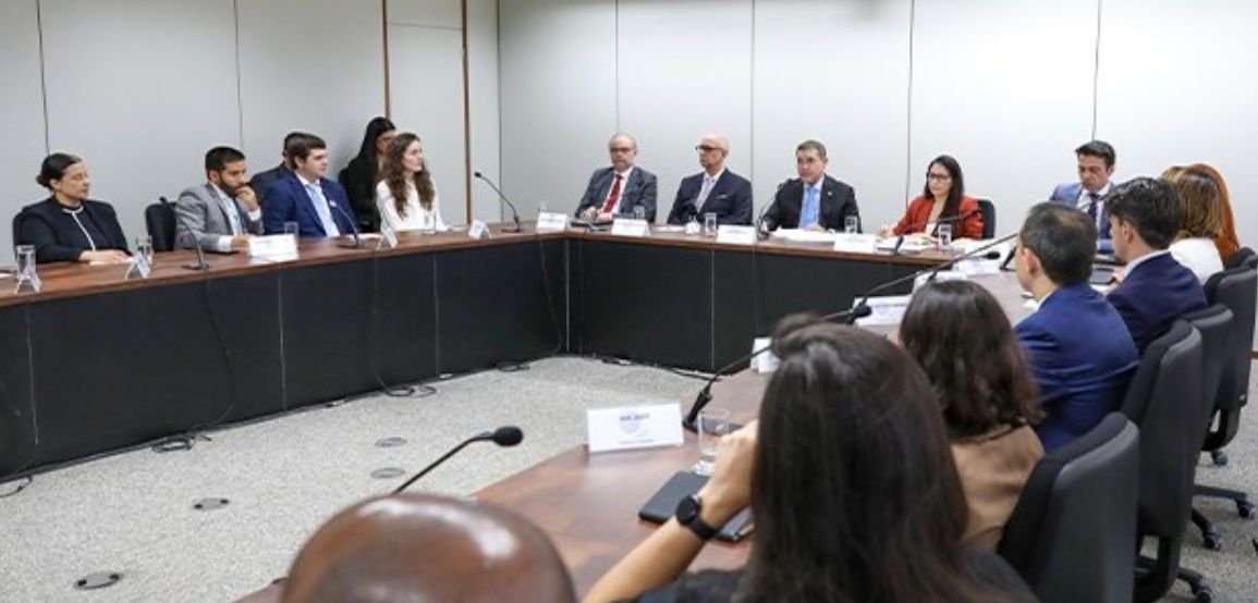 O acordo foi assinado a menos de três meses do primeiro turno
