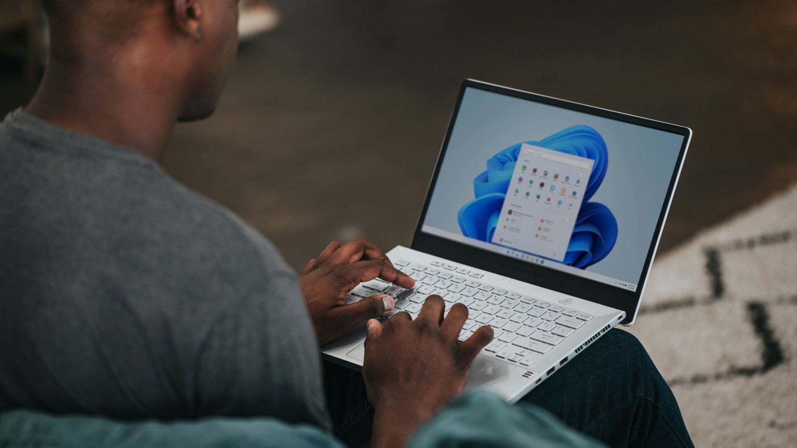 Tela de configuração do Windows 11 exigindo login com conta Microsoft