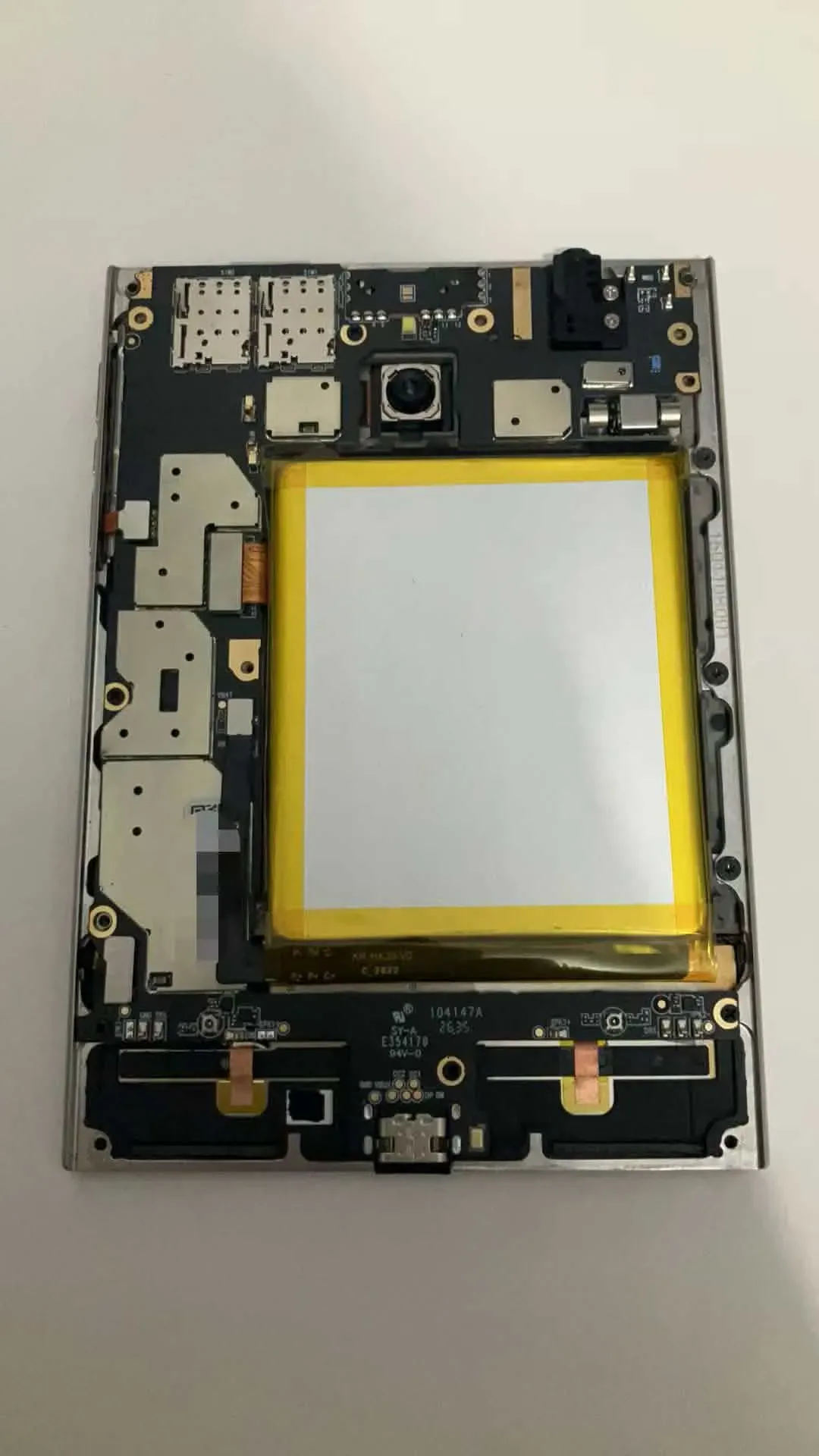 Placa nova e bateria do kit Zinwa P26 instaladas dentro do Passport